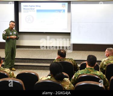 Col Raul Rosario, Kommandant des 149. Kampfflügels, unterstellt Generalmajor Pedro Varela, Leiter der chilenischen Mission in den Vereinigten Staaten, in Ellington Field, 14. April 2021. Chile ist einer der Staatspartner von Texas im Rahmen des State Partnership Program der Nationalgarde. General Varela wurde über die Missionen der drei TXANG Wings informiert. Stockfoto