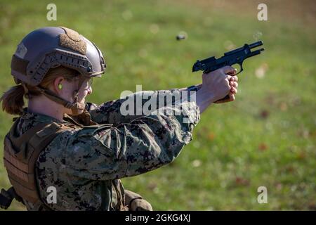 Midshipmänner der U.S. Naval Academy üben das Schießen von M9-Pistolen in Vorbereitung auf den Sandhurst Military Skills Competition in West Point, N.Y., 14. April 2021. Der Sandhurst Military Skills Competition ist ein anstrengendes 36-Stunden-Event, bei dem Kadetten aus allen Dienststellen getestet und die Exzellenz zukünftiger US-Militärführer gefördert wird. Stockfoto