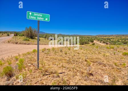 Die Kreuzung von FSR318 und FSR70 in der Nähe von Perkinsville, Arizona. Die FSR70 führt ins Chino Valley, während die FSR318 nach Jerome führt. Gelegen im Prescott Nati Stockfoto