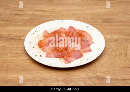 Galizisch gekochte laconscheiben mit Olivenöl, Paprika de la Vera und Meersalz auf einem Holztisch Stockfoto