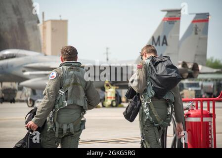 Die F-16 der US-Luftstreitkräfte kämpfen gegen Falcon-Piloten vom 301st Fighter Wing in Fort Worth, Texas, und verlassen die Fluglinie nach einer morgendlichen Trainingsübung am 14. April 2021 während der Sentry Savannah 2021 in Savannah, Georgia, im Air Dominance Center. Mehr als 10 Einheiten und mehr als 60 Flugzeuge nehmen an der Sentry Savannah 2021 Teil, der größten Kampfübung der Air National Guard in der Luft-zu-Luft-, 4. Und 5. Generation, um die Einsatzbereitschaft der Kampfflugzeuge des Landes zu demonstrieren. Stockfoto