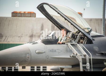 US Air Force F-16 Fighting Falcon Pilot vom 301st Fighter Wing in Fort Worth, Texas, kehrt von einer morgendlichen Trainingsübung am 14. April 2021 während der Sentry Savannah 2021 in Savannah, Georgia, im Air Dominance Center zurück. Mehr als 10 Einheiten und mehr als 60 Flugzeuge nehmen an der Sentry Savannah 2021 Teil, der größten Kampfübung der Air National Guard in der Luft-zu-Luft-, 4. Und 5. Generation, um die Einsatzbereitschaft der Kampfflugzeuge des Landes zu demonstrieren. Stockfoto