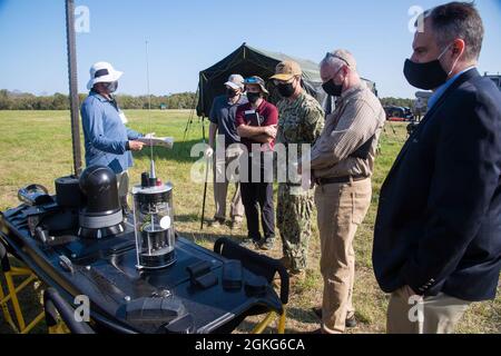 210414-N-GB257-004 Camp LeJeuene, N.C. (14. April 2021) die Advanced Naval Technologies Exercise (ANTX) 2021 bietet den Teilnehmern aus Regierung, Industrie und Wissenschaft eine kollaborative, risikoarme Umgebung, die die einzigartigen Labore und Bereiche des Naval Research and Development Establishments (NR&DE) nutzt, während die Praktizierenden Betreiber und Planer gleichzeitig fortgeschrittene Taktiken untersuchen und die operative Relevanz neuer Technologien bewerten. Stockfoto