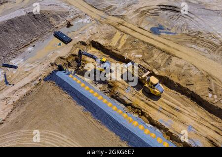 Luftpanorama auf Erdbaustelle für Kanalisationsgraben zur Verlegung des externen Abwasserentwässerungssystems Stockfoto