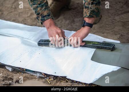 U.S. Marine Sgt. Tommaso Pallaro, ein Techniker zur Entsorgung von Sprengkörpern bei EOD Company, 7th Engineer Support Battalion, 1st Marine Logistics Group, legt die Zusammensetzung C-4 während eines Abrissbereichs im Bereich 219 auf dem Marine Corps Base Camp Pendleton, Kalifornien, 14. April 2021 auf Munitions- und Sprengstoffe. Ziel der Schulung war es, Beziehungen zu lokalen Strafverfolgungsbehörden aufzubauen und gleichzeitig die Fähigkeit zu demonstrieren, Kleinwaffenmunition zu zerstören. Stockfoto