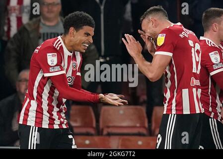 Sheffield, England, 14. September 2021. Morgan Gibbs-White ( L) von Sheffield Utd feiert mit Jack Robinson, nachdem er das erste Tor während des Sky Bet Championship-Spiels in der Bramall Lane, Sheffield, erzielt hat. Bildnachweis sollte lauten: Andrew Yates / Sportimage Stockfoto