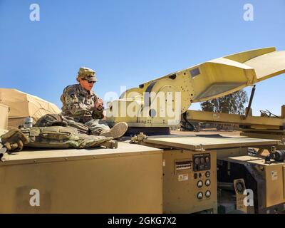 Task Force Spartan Division Tactical- Jordan Soldier U.S. Army SPC. Kaitlyn Jackson aus Kyle, Texas, arbeitet an der manuellen Bereitstellung des Satellite Transportable Terminals Systems für eine Validierungsübung zur Verlagerung eines taktischen Einsatzzentrums, 14. April 2021. Soldaten arbeiteten zusammen, um das Gebiet zu sichern und legten mehr als eine Meile Konzertheildraht an. Jackson mit einem kleinen Team von Signalsoldaten stellte sicher, dass das Computernetzwerk sofort einsatzbereit war und in der Lage war, das gleiche kritische Maß an Situationsbewusstsein für das Kommando zu liefern. Diese Validierungsübung bot praktische Schulungen in Echtzeit und Stockfoto