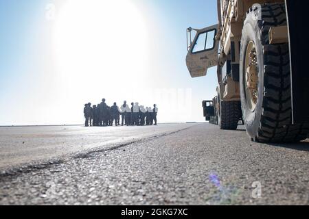 Task Force Spartan Division taktische-jordanische Soldaten werden während einer Übung zur Verlegung ihres Operationszentrums, bekannt als ‘Jumping a TAC“, 14. April 2021, validiert. Kurz vor dem Einzug in den neuen Standort erhielten die Soldaten eine Einweisung neben ihrer Konvoi-Linie. Dies war das erste Mal, dass Soldaten der 36. Infanterie-Division einen TAC-Sprung im Einsatz hingerichtet haben. Die Signalsoldaten stellten sicher, dass das Computernetzwerk sofort betriebsbereit war und das gleiche kritische Maß an Situationsbewusstsein für das Kommando liefern konnte. Diese Validierungsübung bot praktische Schulungen in Echtzeit und erwies sich als „Tas“ Stockfoto