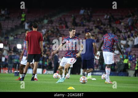 14. September 2021, Spanien, Barcelona: Fußball, Champions League, Gruppenphase, Gruppe E, Matchday 1, FC Barcelona - Bayern München, Camp Nou Stadion: Robert Lewandowski wärmt sich vor dem Start des Spiels auf. 999/JGS/CORDONPRESS Cordon Press Stockfoto