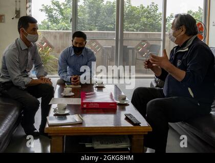 URUMA CITY, Japan (Apr. 15, 2021) Kommandant, Fleet Activities Okinawa Public Affairs Officer Robert Helton, links, und seine Mitarbeiter treffen sich mit Uruma City Heshikiya District Chief Mitsuru Nishishinya, rechts, in Uruma City, Okinawa, Japan 15. April, 2021. Diese Treffen werden regelmäßig abgehalten, um offene Kommunikation über Fragen von gemeinsamem Interesse für das Kommando und die Stadt, in der die CFAO-Marinelfanlage am Weißen Strand beheimatet ist, aufrechtzuerhalten. Stockfoto