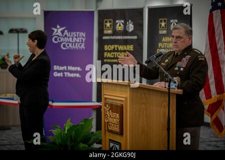 Das U.S. Army Futures Command, kurz AFC, führt mit dem 20. Vorsitzenden der Joint Chiefs of Staff, Army General Mark A. Milley, eine Zeremonie zum Schneiden von Bändern durch, um eine neue Phase für die Army Software Factory zu markieren. Das nun offiziell auf dem Rio Grande Campus des Austin Community College District in Austin, Texas, am 15. April 2021 vertreten ist. Neben Milley, dem höchsten Militäroffizier des Landes und wichtigsten Militärberater, dem Präsidenten der Vereinigten Staaten, nahmen an der Zeremonie General John M. Murray, der kommandierende General der AFC, und Dr. Richard Rhodes, der Kanzler des Bezirks, Teil. Stockfoto