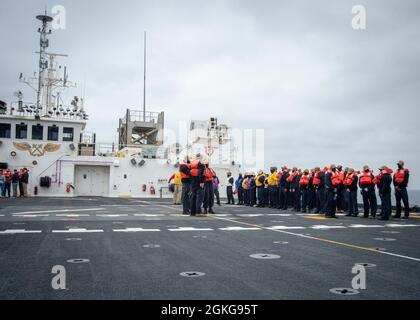 210415-N-DA693-1099 PAZIFISCHER OZEAN (APR. 15, 2021) Seeleute, die an Bord des Militärkrankenhauses des Sealift Command, USNS Mercy (T-AH 19), auf dem Flugdeck des Schiffes, während einer Übung am 15. April, eingesetzt wurden. Mercy ist auf dem Weg vor der Küste Südkaliforniens, um die dynamischen Grenzflächentests durchzuführen, bei denen die Luftfahrteinrichtungen des Schiffes auf Kompatibilität mit der V-22 Osprey und MH-60 Seahawk überprüft und bei widrigen Wetterbedingungen Start- und Wiederherstellungsfenster festgelegt werden. Mercy kehrte kürzlich nach einer regelmäßigen Überholung in Portla in seinen Heimathafen in San Diego zurück Stockfoto