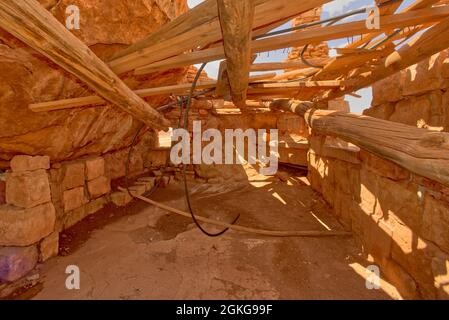 Innenraum der Pioneer House Rock Ruins im Vermilion Cliffs National Monument Arizona. Öffentliches Eigentum, keine Freigabe erforderlich. Stockfoto