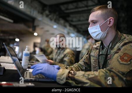 Joshua Goley, Senior Airman der US Air Force, gebürtiger Amerikaner aus Asheboro, North Carolina, und Flugzeugbetreuer mit dem 2. Wartungsgeschwader, dem 2. Bombenflügel, der auf dem Luftwaffenstützpunkt Barksdale, Louisiana, stationiert ist, registriert Gemeindemitglieder für ihre Impfung im staatlich geführten, staatlich unterstützten Ford Field Community Impf Center in Detroit, Michigan, April 15, 2021. Goley gehört zu einer Gruppe von Luftfahrtscharen, die der 64. Luftwaffengruppe der 1. Abteilung zugeordnet sind und die bei den Impfbemühungen helfen. Seine Hauptverantwortung liegt darin, die Mitglieder der lokalen Gemeinschaft zu unterstützen, indem er sicherstellt, dass sie in ihm sind Stockfoto