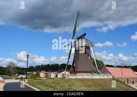 Die 2000 eröffnete Windmühle Fulton IL wurde in den Niederlanden errichtet und am Deich des Mississippi als niederländisches Kulturzentrum installiert. Stockfoto