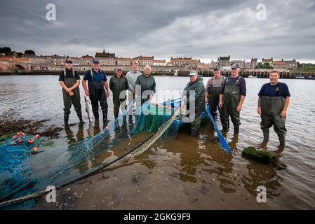 Berwick upon Tweed, Northumberland, England, Großbritannien, 14. September 2021. Die letzte Flut der Lachsnetzsaison 2021 auf dem River Tweed für die Fischer von Gardo in Berwick upon Tweed haben Fischer diese Fischerei aus dem Vormittelalter mit derselben Fangmethode bearbeitet. Gardo ausgesprochen Gardi, der Name überlebt nur in seiner ursprünglichen Form wegen seiner Verwendung durch die Fischer der Name wurde fälschlicherweise aus der mittelalterlichen Schrift transkribiert. Gardo ist auch die letzte kommerzielle Lachsnetzstation auf dem Tweed. Stockfoto