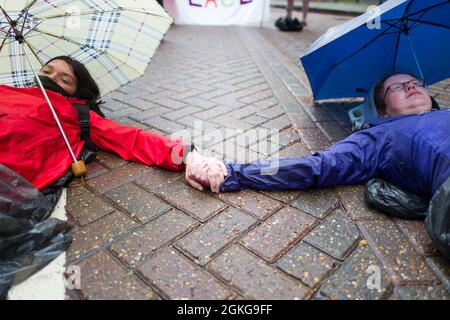 3. Januar 2015: Dame Vivienne Westwood, Veterans for Peace UK und viele Demonstranten haben sich heute der Kampagne gegen Waffenhandel in London gegen den Waffenhandel angeschlossen. Auf einer umstrittenen, vom Steuerzahler finanzierten Waffenmesse sind heute Nachmittag Demonstranten auf die Docklands abgestiegen. Die DSEI ist eine der größten Waffenmessen der Welt, die alle zwei Jahre in London stattfindet und über 1,600 Aussteller umfasst, darunter alle größten Waffenhersteller. (Bild: © Velar Grant/ZUMA Press Wire) Stockfoto