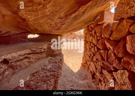 Die Ruinen eines Lagerkellers am Pioneer Wahrzeichen von House Rock im Vermilion Cliffs National Monument Arizona. Öffentliches Eigentum, keine Freigabe Nee Stockfoto