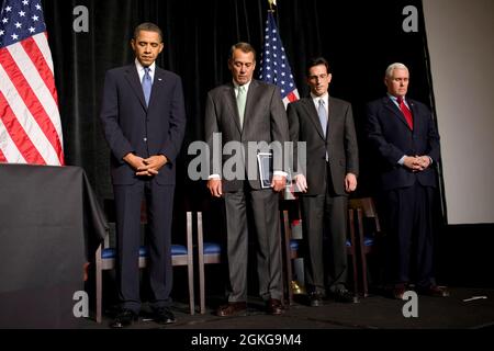 Präsident Barack Obama verneigt sich während der Anrufung auf der im Fernsehen übertragenen Konferenz zum Thema Republikanisches Haus im Renaissance Baltimore Harbourplace Hotel in Baltimore, Maryland, am 29. Januar 2010. Mit dem Präsidenten auf der Bühne, von links, sind Rep. John Boehner, R-Ohio, Rep. Eric Cantor, R-VA., und Rep. Mike Pence, R-Ind. (Offizielles Foto des Weißen Hauses von Pete Souza) Dieses offizielle Foto des Weißen Hauses wird nur zur Veröffentlichung durch Nachrichtenorganisationen und/oder zum persönlichen Druck durch die Betreffzeile(en) des Fotos zur Verfügung gestellt. Das Foto darf in keiner Weise manipuliert werden Stockfoto