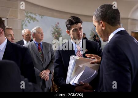 Präsident Barack Obama spricht mit dem Republikaner Paul Ryan, R-Wisc., während des landesweit im Fernsehen übertragenen Treffens der beiden Parteien zur Reform der Krankenversicherung im Blair House in Washington, D.C., am 25. Februar 2010 (Offizielles Foto des Weißen Hauses von Pete Souza). Dieses offizielle Foto des Weißen Hauses wird nur zur Veröffentlichung durch Nachrichtenorganisationen und/oder zum persönlichen Druck durch die Betreffenden des Fotos zur Verfügung gestellt. Das Foto darf in keiner Weise manipuliert werden und darf nicht in kommerziellen oder politischen Materialien, Anzeigen, E-Mails, Produkten oder Werbeaktionen verwendet werden, die in irgendeiner Weise eine Genehmigung oder Zustimmung vorschlagen Stockfoto