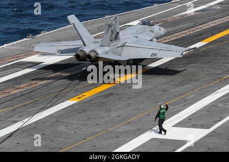 PAZIFISCHER OZEAN (15. April 2021) eine F/A-18 Super Hornet von den „Tophat“ von VFA-14 landet auf dem Flugdeck des Flugzeugträgers USS Abraham Lincoln (CVN 72). Abraham Lincoln führt derzeit Routineoperationen im Bereich der 3. Flotte der USA durch. Stockfoto
