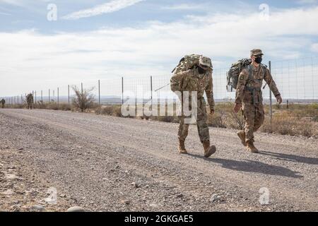 US Army Reserve Soldiers SPC. Jemeel Anderson von der 812. Signal Company und Luis Rodriguez von der 820. Signal Company (TIN) beginnen ihren Ruck march während des Ruck march Events für den 2021 Army Reserve Best Warrior Competition am 14. April 2021 in Mesa, Arizona. Der 335. SC(T) BWC ist ein körperlich und geistig anspruchsvolles Ereignis, das nichtbeauftragte Offiziere (NCO) und Soldaten aus dem gesamten Kommando zusammenbringt, um um den Titel des besten Kriegers zu bestreiten. Der oberste NCO und Soldat wird später in diesem Jahr zum US Army Reserve Command Wettbewerb. Stockfoto