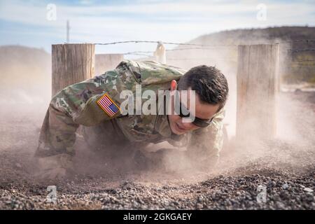 US Army Reserve Soldat SPC. James Smith von der 982. Kampfkamera (Airborne) kriecht während eines Events für den 2021 Army Reserve Best Warrior Competition am 14. April 2021 in Mesa durch das Low Crawl Event. Arizona. Der 335. SC(T) BWC ist ein körperlich und geistig anspruchsvolles Ereignis, das nichtbeauftragte Offiziere (NCO) und Soldaten aus dem gesamten Kommando zusammenbringt, um um den Titel des besten Kriegers zu bestreiten. Der oberste NCO und Soldat wird später in diesem Jahr zum US Army Reserve Command Wettbewerb. Stockfoto