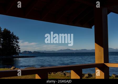 Blick auf (und durch) den Kinsmen Pavillion mit Blick auf die Hardy Bay in Port Hardy, mit dem Broughton Archipel in der Ferne, Vancouver Island, BC, Kanada Stockfoto