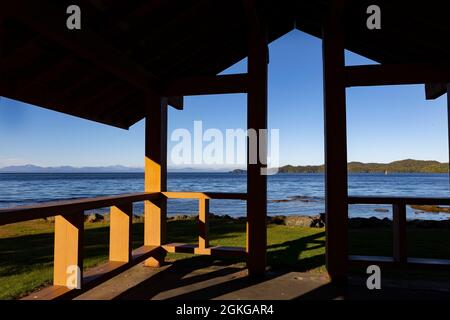 Blick auf (und durch) den Kinsmen Pavillion mit Blick auf die Hardy Bay in Port Hardy, mit dem Broughton Archipel in der Ferne, Vancouver Island, BC, Kanada Stockfoto