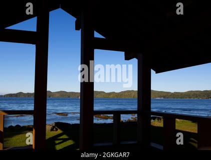 Blick auf (und durch) den Kinsmen Pavillion mit Blick auf die Hardy Bay in Port Hardy, mit dem Broughton Archipel in der Ferne, Vancouver Island, BC, Kanada Stockfoto