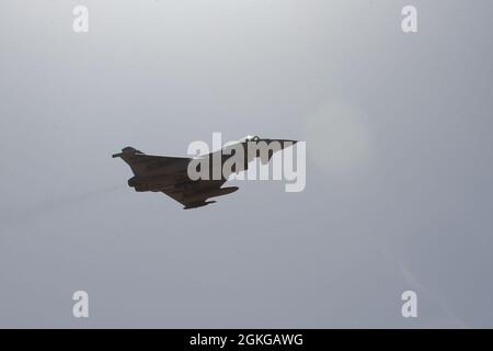 Ein italienisches Eurofighter Typhoon-Flugzeug, das von der Task Force Devil betrieben wird, greift während einer zweiseitigen gemeinsamen Feuerübung mit der Special Purpose Marine Air-Ground Task Force – Crisis Response – Central Command (SPMAGTF CR-CC) in Kuwait, 15. April 2021, auf ihre Ziele zu. Die SPMAGTF-CR-CC ist eine Krisenreaktionskraft, die bereit ist, eine Vielzahl von Fähigkeiten in der gesamten Region einzusetzen. Stockfoto