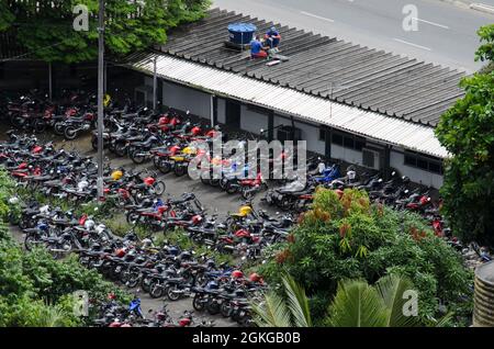 Salvador, Bahia, Brasilien - 01. Mai 2014: Viele Motorräder parkten auf dem Hof des Verkehrsministeriums der Stadt Salvador, Bahia. Stockfoto