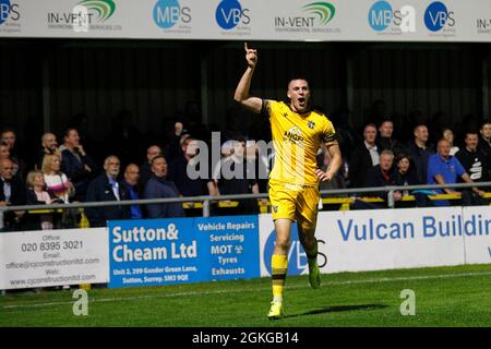 Sutton, Großbritannien. September 2021. TOR - Ben Goodliffe von Sutton United ist der Torschütze beim Spiel der EFL Sky Bet League 2 zwischen Sutton United und Hartlepool United am 14. September 2021 in Gander Green Lane, Sutton, England. Foto von Carlton Myrie. Nur zur redaktionellen Verwendung, Lizenz für kommerzielle Nutzung erforderlich. Keine Verwendung bei Wetten, Spielen oder Veröffentlichungen einzelner Clubs/Vereine/Spieler. Kredit: UK Sports Pics Ltd/Alamy Live Nachrichten Stockfoto