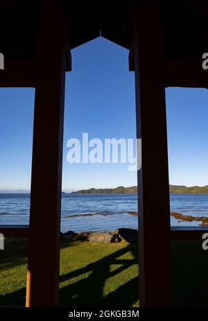 Blick auf (und durch) den Kinsmen Pavillion mit Blick auf die Hardy Bay in Port Hardy, mit dem Broughton Archipel in der Ferne, Vancouver Island, BC, Kanada Stockfoto