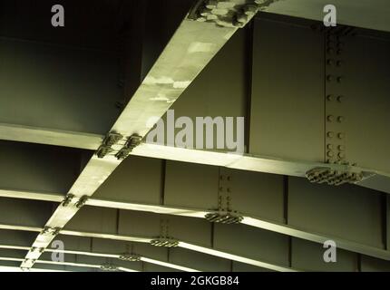 Schrauben, Muttern, Gewinde. Stahlkonstruktion der Brücke von unten. Stockfoto