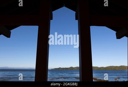 Blick auf (und durch) den Kinsmen Pavillion mit Blick auf die Hardy Bay in Port Hardy, mit dem Broughton Archipel in der Ferne, Vancouver Island, BC, Kanada Stockfoto