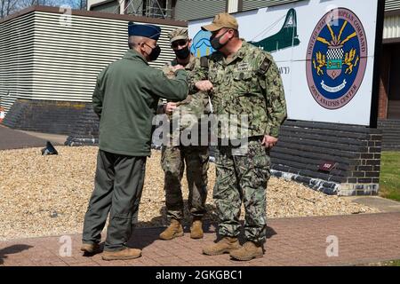 US Air Force General Jeffrey Harrigian, links, US Air Forces in Europe und Air Forces Africa Commander, begrüßt U.S. Navy Master Chief Petty Officer Edward Pruitt, rechts, US European Command Joint Intelligence Operations Center Europe Analytic Center Senior angereichter Führer, während eines Besuchs des USAFE-AFAFRICA-Kommandoteams beim 501. Kampfunterstützungsflügel USEUCOM JIOCEUR Analytic Center bei der Royal Air Force Molesworth, England, April. 15, 2021. Das USAFE-AFAFRICA-Kommandoteam besuchte die 501. CSW, um sich mit Airmen zu engagieren und herausragende Darsteller zu würdigen. Stockfoto