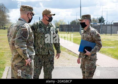 US Air Force Chief Master Sgt. Brion Blais, rechts, US-Luftstreitkräfte in Europa und Kommandochef der Air Forces Africa, begrüßt US-Luftstreitkolon Abraham Jackson, links, Edward Pruitt, Leiter des US-Marinemeister, Center, United Intelligence Operations Center Europe Analytic Center, Senior angereichter Anführer, während eines Besuchs des USAFE-AFAFRICA-Kommandoteams beim 501. Kampfunterstützungsflügel USEUCOM JIOCEUR Analytic Center der Royal Air Force Molesworth, England, April. 15, 2021. Das USAFE-AFAFRICA-Kommandoteam besuchte die 501. CSW, um sich mit Airmen zu engagieren und Outstandi zu erkennen Stockfoto