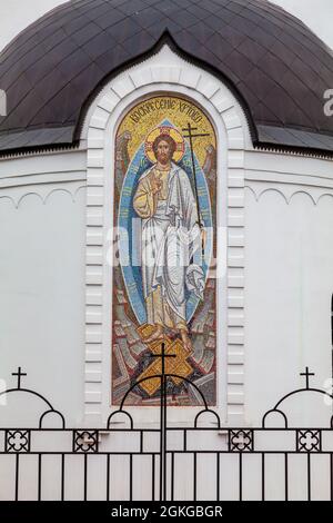 Mosaik-Ikone mit einem Erzengel. Die Ikone hat eine Inschrift in Altkirchenslawisch, übersetzt ins Englische, was bedeutet: AUFERSTANDENER CHRISTUS. Stockfoto