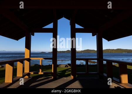 Blick auf (und durch) den Kinsmen Pavillion mit Blick auf die Hardy Bay in Port Hardy, mit dem Broughton Archipel in der Ferne, Vancouver Island, BC, Kanada Stockfoto