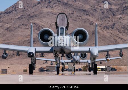 Zwei A-10 Thunderbolt IIS, zugewiesen an den 127. Flügel, Selfridge Air National Guard Base, Michigan, Taxi für eine Green Flag 21-06 Mission, auf der Nellis Air Force Base, 15. April 2021. Der Thunderbolt II kann von Basen mit begrenzten Einrichtungen in der Nähe von Kampfgebieten aus gewartet und betrieben werden. Stockfoto