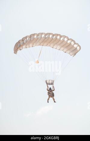 Ein Mitarbeiter der US-Luftwaffe, der dem 82. Expeditionary Rescue Squadron zugewiesen wurde, führt Sprungtraining in Dschibuti durch, 15. April 2021. Der 82. ERQS schließt ein Sprungtraining ab, um die Kenntnisse über alternative Einfügungsmöglichkeiten während der Rettungseinsätze und Bergemissionen des Personals zu erhalten. Stockfoto