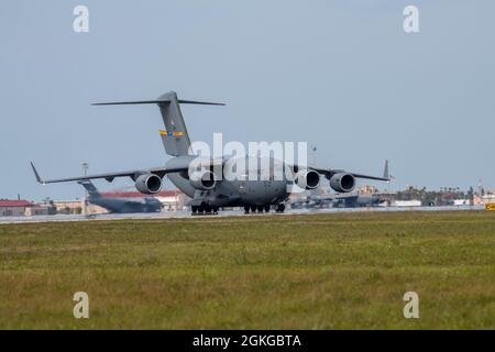 Eine C-17 Globemaster III von der Joint Base Charleston, South Carolina, trifft am 15. April 2021 auf der Patrick Space Force Base, Florida, ein. Die C-17 unterstützt taktische Luftlift-, Fallflug- und aeromedizinische Evakuierungsmissionen. Es kann fast 171,000 Pfund Fracht transportieren. Stockfoto