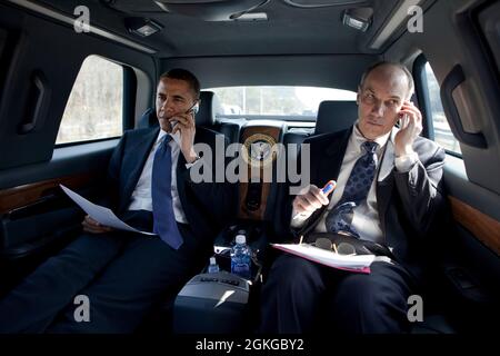 Präsident Barack Obama telefoniert mit einem Kongressabgeordneten auf dem Weg zu einer Gesundheitsveranstaltung an der George Mason University in Fairfax, VA., 19. März 2010. Der Assistent des Präsidenten für Legislative Angelegenheiten, Phil Schiliro, fährt mit dem Präsidenten. (Offizielles Foto des Weißen Hauses von Pete Souza) Dieses offizielle Foto des Weißen Hauses wird nur für die Veröffentlichung durch Nachrichtenorganisationen und/oder für den persönlichen Druck durch die Betreffzeile(en) des Fotos zur Verfügung gestellt. Das Foto darf in keiner Weise manipuliert werden und darf nicht in kommerziellen oder politischen Materialien, Anzeigen oder anderen verwendet werden Stockfoto