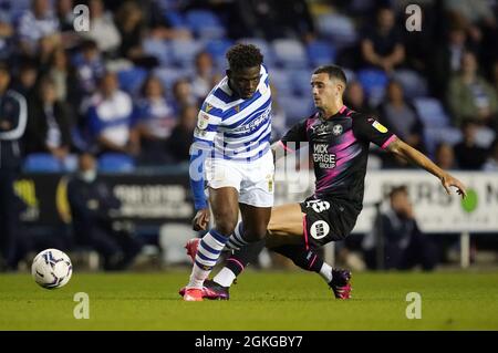 Tom DELE-Bashiru von Reading und Oliver Norburn von Peterborough United (rechts) kämpfen während des Sky Bet Championship-Spiels im Select Car Leasing Stadium in Reading um den Ball. Bilddatum: Dienstag, 14. September 2021. Stockfoto