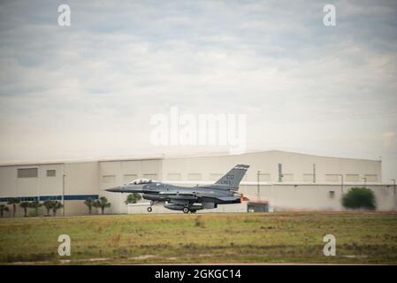 U. S. Air National Guard F-16 Fighting Falcon Pilot vom 140. Flügel, Colorado National Guard, verlässt das Air Dominance Center in Savannah, Georgia, am 14. April 2021 während der Sentry Savannah Übung. Mehr als 10 Einheiten und mehr als 60 Flugzeuge nehmen an der Sentry Savannah 2021 Teil, der größten Kampfübung der Air National Guard in der Luft-zu-Luft-, 4. Und 5. Generation, um die Einsatzbereitschaft der Kampfflugzeuge des Landes zu demonstrieren. Stockfoto