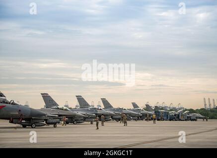 U. S. Air National Guard F-16 Kampf gegen Falken aus dem 140th Fighter Wing, Colorado National Guard, parken auf der Fluglinie während der Sentry Savannah 21-1 im Air Dominance Center, 165th Airlift Wing, in Savannah, Georgia am 15. April 2021. Der 104th Fighter Wing und das 131st Fighter Squadron, Massachusetts ANG F-15C Eagles, führen eine Defence Counter Air Mission an, die eine Truppenintegration mit F-16 Fighting Falcons ausführt. Mehr als 10 Einheiten und mehr als 60 Flugzeuge nehmen an der Sentry Savannah 2021 Teil, der größten Luft-Luft-Kampfübung der Air National Guard, der vierten und fünften Generation, die gezeigt wird Stockfoto