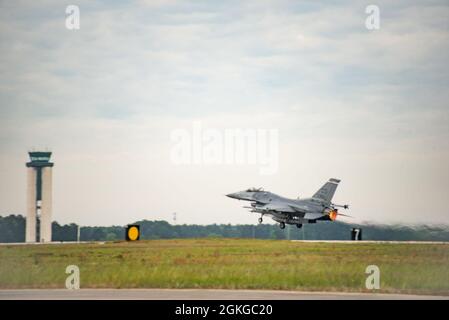 U. S. Air National Guard F-16 Fighting Falcon Pilot vom 140. Flügel, Colorado National Guard, verlässt das Air Dominance Center in Savannah, Georgia, am 14. April 2021 während der Sentry Savannah Übung. Mehr als 10 Einheiten und mehr als 60 Flugzeuge nehmen an der Sentry Savannah 2021 Teil, der größten Kampfübung der Air National Guard in der Luft-zu-Luft-, 4. Und 5. Generation, um die Einsatzbereitschaft der Kampfflugzeuge des Landes zu demonstrieren. Stockfoto