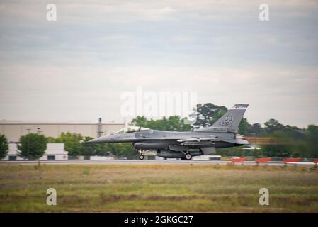 U. S. Air National Guard F-16 Fighting Falcon Pilot vom 140. Flügel, Colorado National Guard, verlässt das Air Dominance Center in Savannah, Georgia, am 14. April 2021 während der Sentry Savannah Übung. Mehr als 10 Einheiten und mehr als 60 Flugzeuge nehmen an der Sentry Savannah 2021 Teil, der größten Kampfübung der Air National Guard in der Luft-zu-Luft-, 4. Und 5. Generation, um die Einsatzbereitschaft der Kampfflugzeuge des Landes zu demonstrieren. Stockfoto