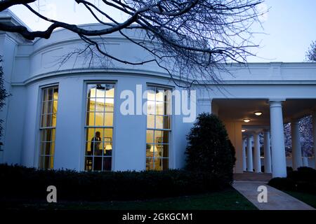 Präsident Barack Obama ruft vom Oval Office ein Kongressmitglied zur Gesundheitsreform auf, 19. März 2010. (Offizielles Foto des Weißen Hauses von Pete Souza) Dieses offizielle Foto des Weißen Hauses wird nur zur Veröffentlichung durch Nachrichtenorganisationen und/oder zum persönlichen Druck durch die Betreffenden des Fotos zur Verfügung gestellt. Das Foto darf in keiner Weise manipuliert werden und darf nicht in kommerziellen oder politischen Materialien, Anzeigen, E-Mails, Produkten oder Werbeaktionen verwendet werden, die in irgendeiner Weise die Zustimmung oder Billigung des Präsidenten, der ersten Familie oder des Weißen Hauses nahelege. Stockfoto